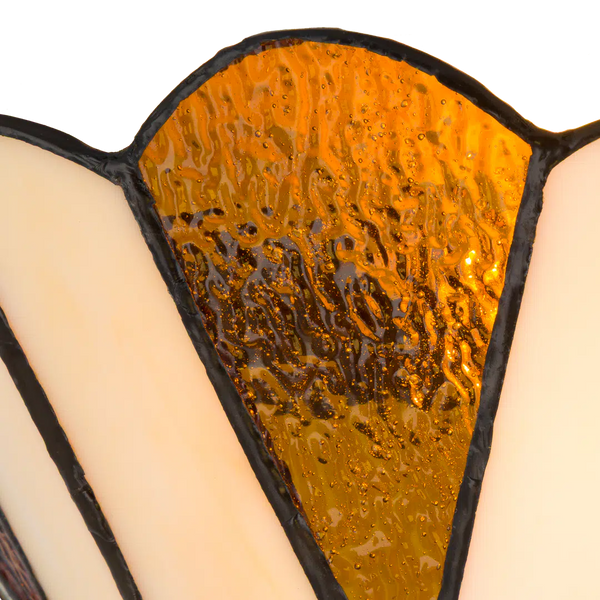 Detail Tiffany wandlamp klassiek rustig van glas in lood in crème-, amber- en bruintinten