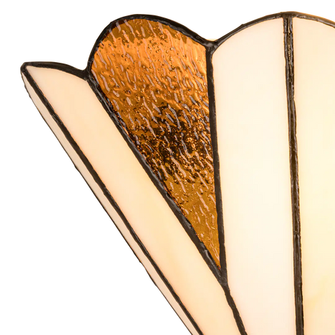 Detail Tiffany wandlamp klassiek rustig van glas in lood in crème-, amber- en bruintinten