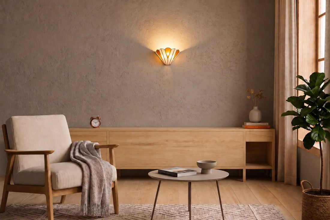 Tiffany wandlamp aan een beige muur boven een licht houten dressoir in een rustige Scandinavische woonkamer \ RORUVERA