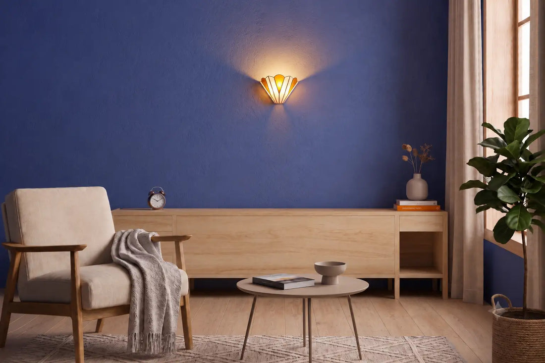Tiffany wandlamp aan een diepblauwe muur boven een licht houten dressoir in een moderne Scandinavische woonkamer | RORUVERA