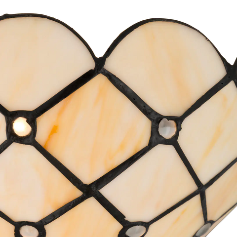 Detail Tiffany wandlamp ruitpatroon met ronde glasaccenten van glas in lood in witte-, crème- en ivoortinten