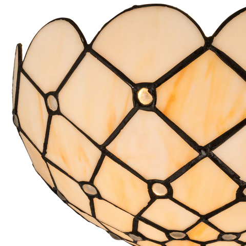 Detail Tiffany wandlamp ruitpatroon met ronde glasaccenten van glas in lood in witte-, crème- en ivoortinten
