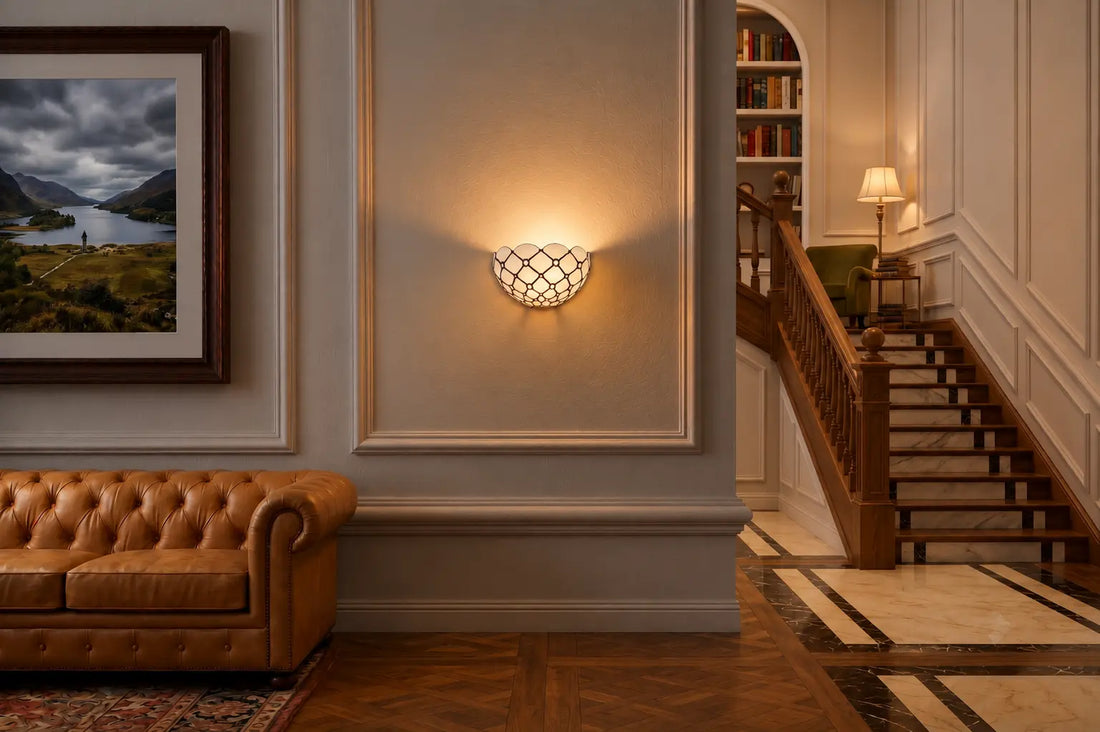 Tiffany wandlamp met wit glas-in-lood design die een warme gloed verspreidt aan een klassieke wand naast een trap | RORUVERA