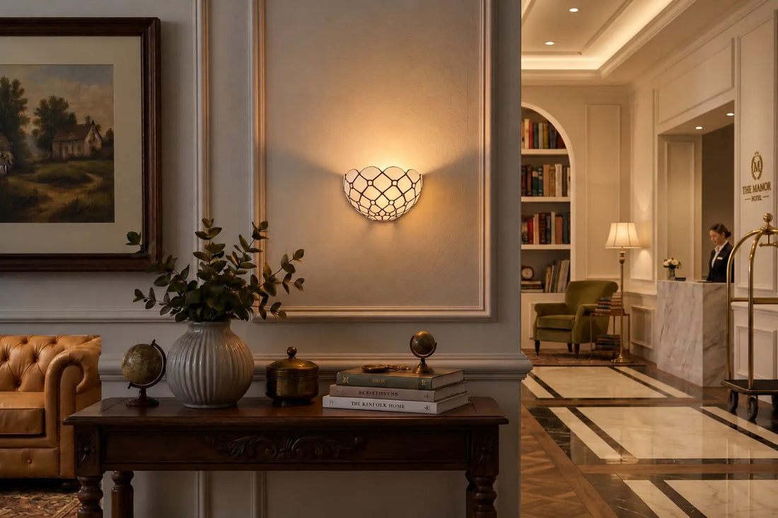 Tiffany wandlamp met wit glas-in-lood design die een warme gloed verspreidt boven een houten sidetable in een stijlvolle hotellobby | RORUVERA