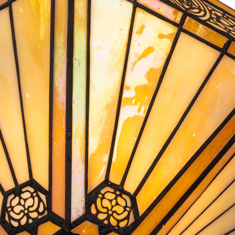 Detail Tiffany wandlamp art deco van glas in lood in crème-, amber- en geeltinten
