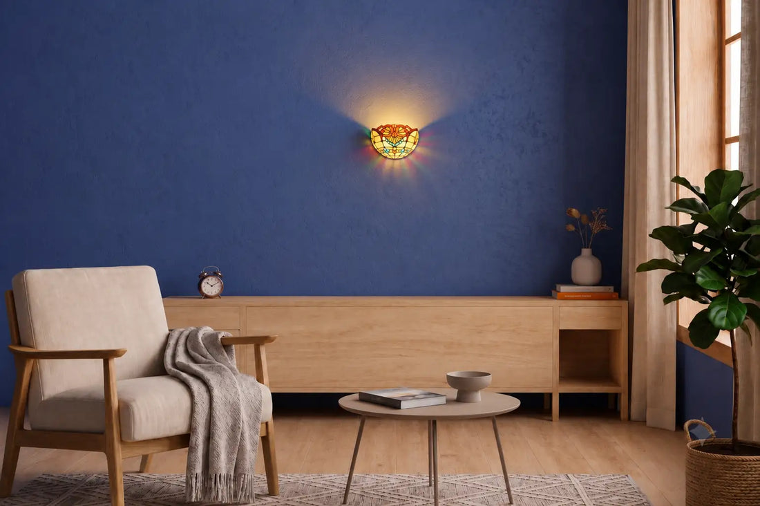 Tiffany wandlamp met kleurrijk glas aan een diepblauwe muur boven een licht houten dressoir in een moderne woonkamer | RORUVERA