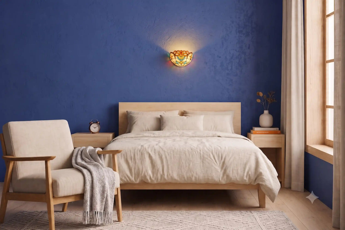 Tiffany wandlamp met kleurrijk glas-in-loodpatroon boven een houten bed in een sfeervolle slaapkamer | RORUVERA