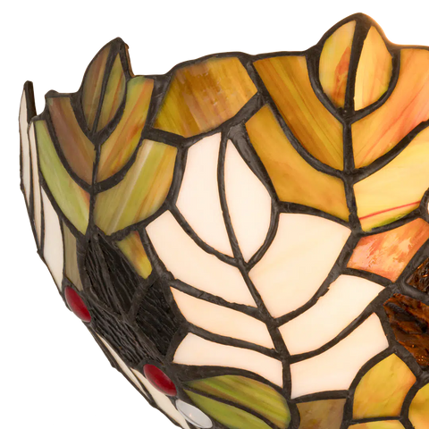 Detail Tiffany wandlamp herfst en bladeren van glas in lood in groen-, bruin- en crèmetinten