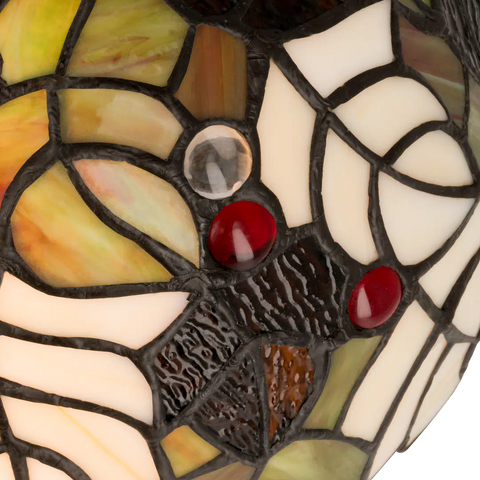 Detail Tiffany wandlamp herfst en bladeren van glas in lood in groen-, bruin- en crèmetinten