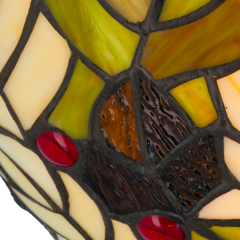 Detail Tiffany wandlamp herfst en bladeren van glas in lood in groen-, bruin- en crèmetinten