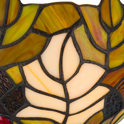 Detail Tiffany wandlamp herfst en bladeren van glas in lood in groen-, bruin- en crèmetinten