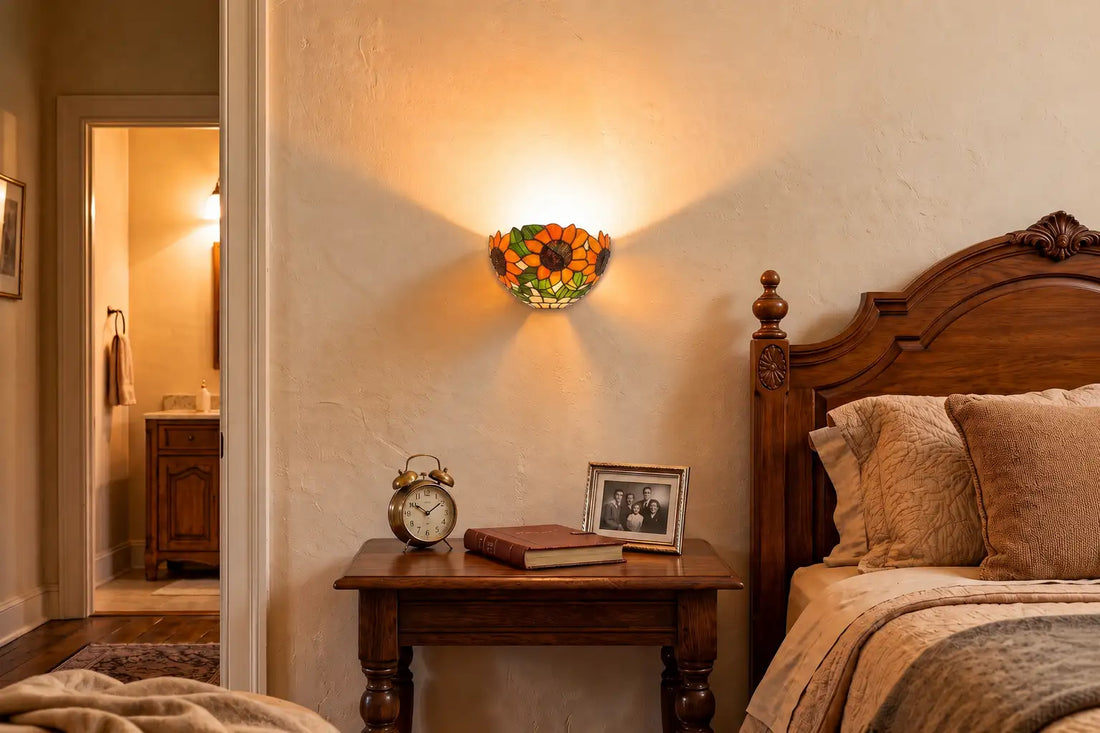 Tiffany zonnebloem wandlamp boven een houten nachtkastje in een warme landelijke slaapkamer. | RORUVERA