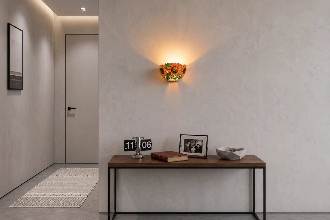 Tiffany zonnebloem wandlamp boven een moderne sidetable in een lichte hal met strakke afwerking | RORUVERA