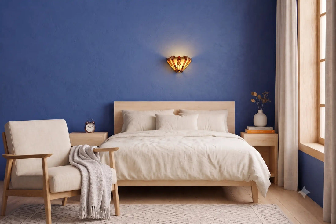 Tiffany Art Deco wandlamp boven een houten bed in een moderne slaapkamer met blauwe accentmuur | RORUVERA