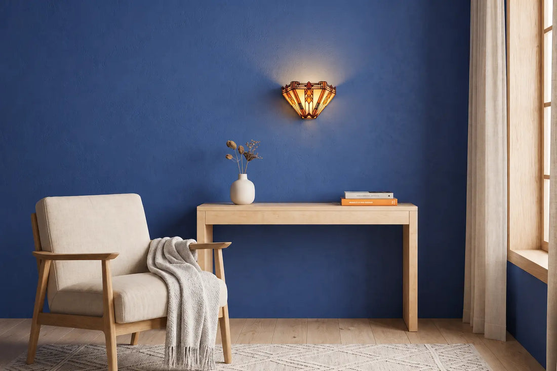 Tiffany Art Deco wandlamp boven een lichte houten sidetable in een moderne woonkamer met blauwe accentmuur | RORUVERA