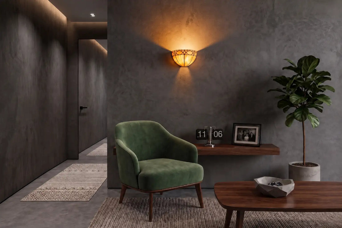 Tiffany wandlamp met amberkleurig glas boven een groene fauteuil in een moderne woonkamer met donkere betonlook wand | RORUVERA