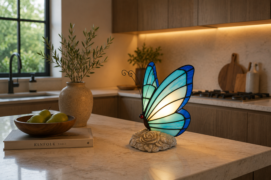 Blauwe Tiffany vlinderlamp met lichte rozenvoet op een kookeiland in een moderne keuken