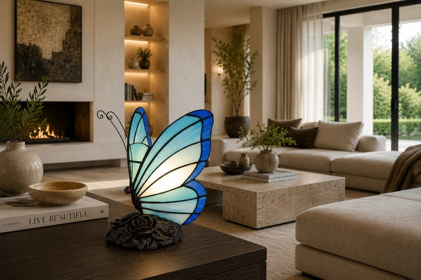 8001 - Blauwe Tiffany vlinderlamp op een donkere houten kast in een ruime moderne woonkamer | RORUVERA