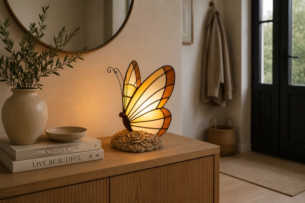 Tiffany vlinderlamp 8002 in crème en amber met boomstronkvoet op een houten sidetable in een stijlvolle hal | RORUVERA