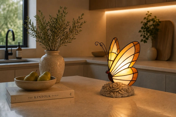 Tiffany vlinderlamp 8002 in crème en amber met boomstronkvoet op een modern keukeneiland | RORUVERA