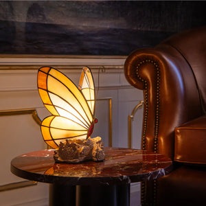 Tiffany vlinderlamp op Boomstronk – Amber & Crème – H 24 cm (Art. 8004)