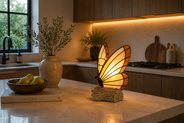 Tiffany vlinderlamp 8004 in crème en amber met boomstronkvoet op een modern keukeneiland | RORUVERA