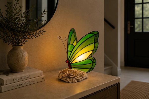 Tiffany vlinderlamp groen met lichte rozenvoet 8005 op sidetable | RORUVERA