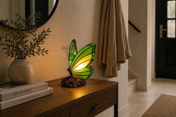 Tiffany vlinderlamp groen met donkere rozenvoet 8006 als sfeerverlichting op een halmeubel | RORUVERA