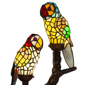 Tiffany dubbele papegaaienlamp op Boomstam – Geel, Rood & Groen – H 55 cm (Art. 8009)