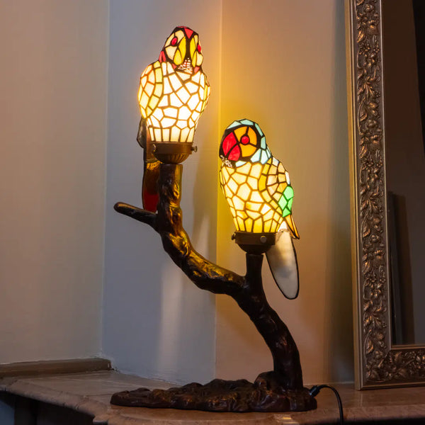 Tiffany dubbele papegaaienlamp op Boomstam – Geel, Rood & Groen – H 55 cm (Art. 8009)