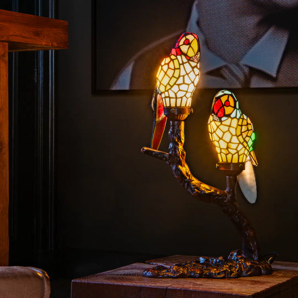 Tiffany dubbele papegaaienlamp op Boomstam – Geel, Rood & Groen – H 55 cm (Art. 8009)