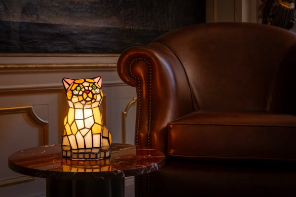 8012 - Oranje-gele Tiffany kattenlamp in zijaanzicht op een marmeren tafeltje | RORUVERA