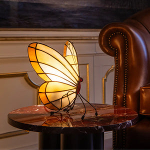 Tiffany vlinderlamp op pootjes – Licht Crème, Amber & Wit Glas – H 24 cm (Art. 8014)