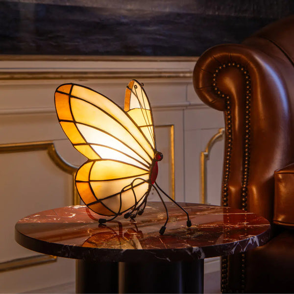Tiffany vlinderlamp op pootjes – Licht Crème, Amber & Wit Glas – H 24 cm (Art. 8014)