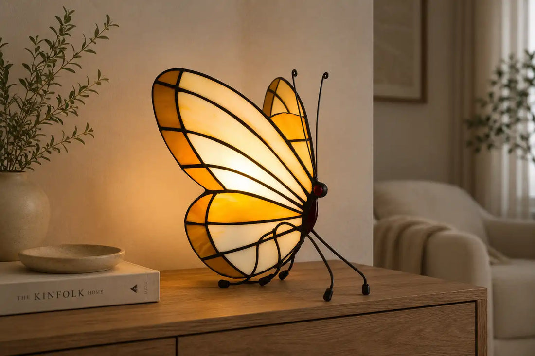 Tiffany vlinderlamp in licht crème, amber en wit glas op houten dressoir in een rustige woonkamer | RORUVERA