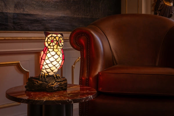 8050 - Tiffany uillamp op een marmeren bijzettafel naast een leren fauteuil in een klassiek interieur | RORUVERA