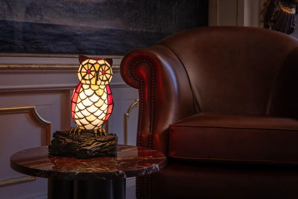 8050 - Tiffany uillamp op een marmeren bijzettafel naast een cognacleren fauteuil in een klassiek interieur | RORUVERA