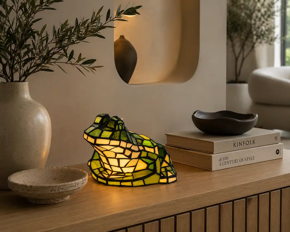 8060 - Tiffany kikkerlamp in groen en crème op een licht eiken dressoir in een modern organisch interieur | RORUVERA