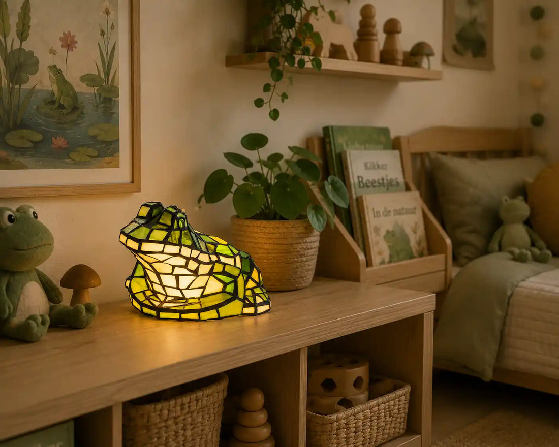 8060 - Tiffany kikkerlamp met groen en crème glas op een houten kast in een kinderkamer met natuurlijke kleuren | RORUVERA