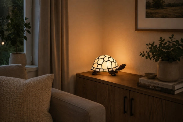 Tiffany schildpadlamp 8070 in wit en crème op een houten dressoir in een gezellige woonkamer | RORUVERA