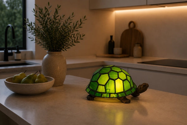 Tiffany schildpadlamp 8071 in groen en geelgroen op een modern keukeneiland naast een schaal met peren | RORUVERA