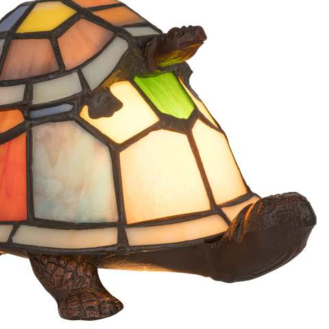 Detail Tiffany schildpadlamp met bronskleurige voet van glas in lood in multicolor glas-in-lood schild