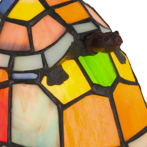 Detail Tiffany schildpadlamp met bronskleurige voet van glas in lood in multicolor glas-in-lood schild