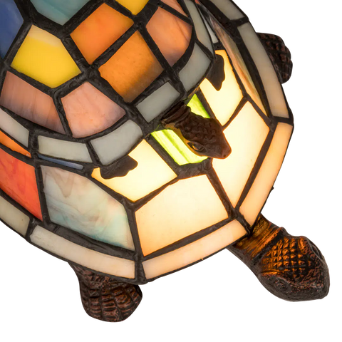 Detail Tiffany schildpadlamp met bronskleurige voet van glas in lood in multicolor glas-in-lood schild