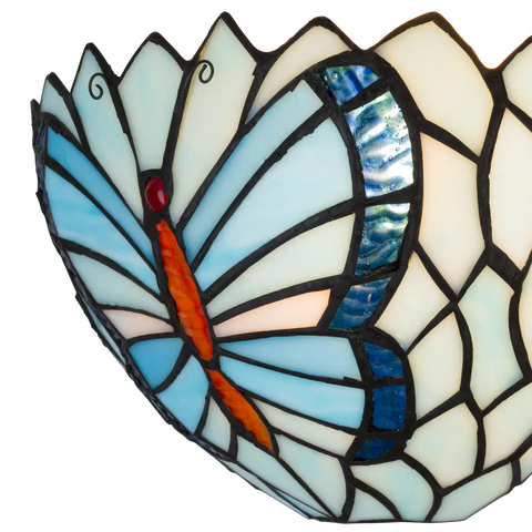 Detail Tiffany wandlamp vlinder van glas in lood in donker,- en lichtblauwtinten