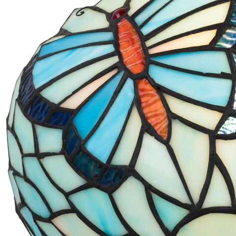 Detail Tiffany wandlamp vlinder van glas in lood in donker,- en lichtblauwtinten