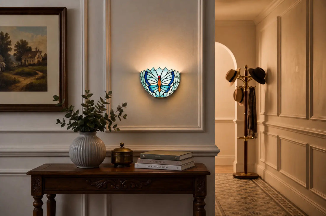 Tiffany wandlamp met blauwe vlinder in een klassieke hal boven een houten sidetable, sfeervol verlicht | RORUVERA