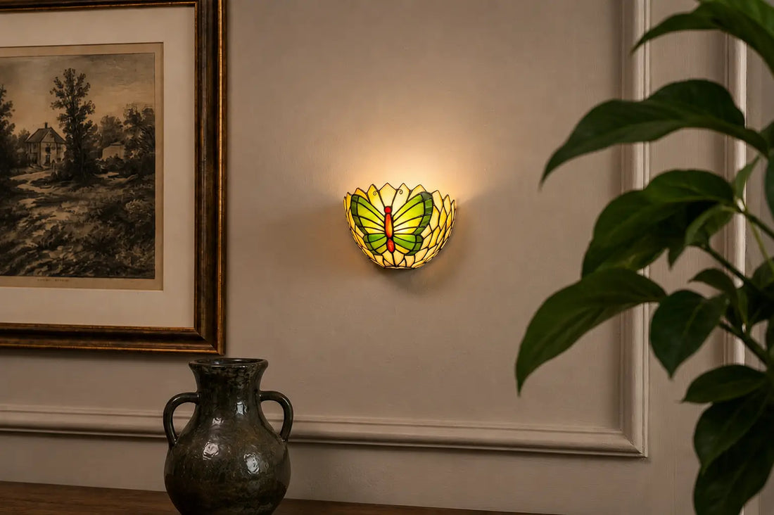 Groene Tiffany wandlamp met vlindermotief aan een lichte wand in een rustig klassiek interieur met decoratieve lijst en vaas | RORUVERA