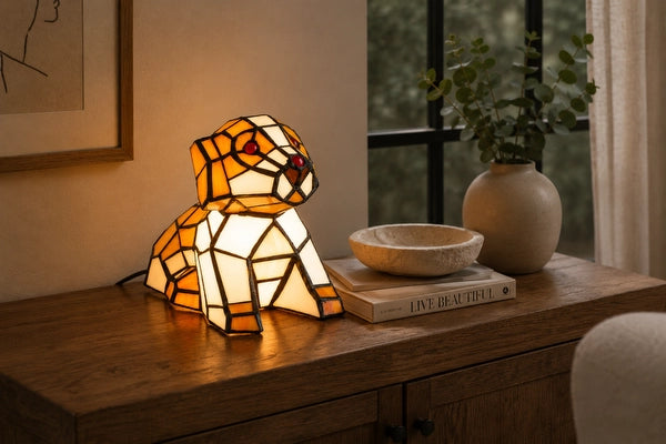 Tiffany hondenlamp 7053 in oranje en crème op een houten sidetable bij het raam | RORUVERA